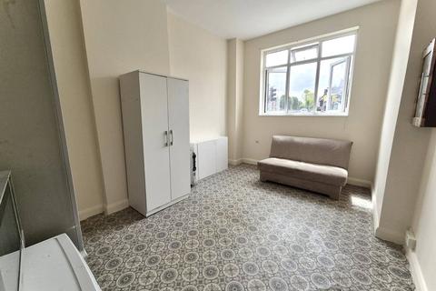 Studio to rent, Bowes Road N11