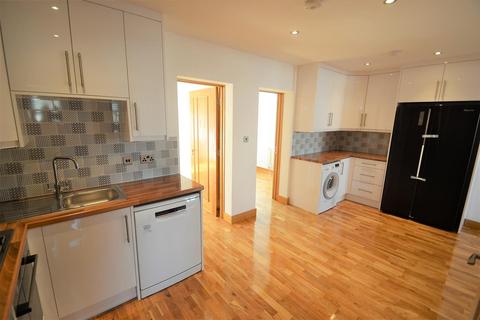 32a East Road, Feltham, TW14 8DQ