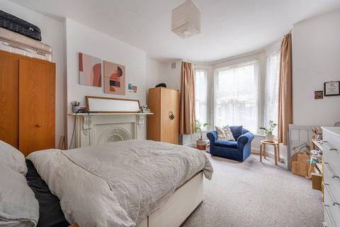 4 bedroom flat to rent, Loftus Road, Shepherd's Bush, London, W12