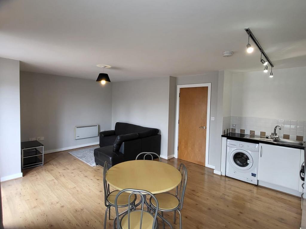 Central court salford m3 6dh 1 bed flat 1 000 pcm 231 pw 