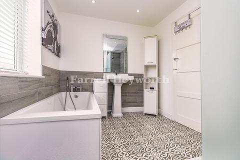 25 Earnshaw Drive, Leyland, PR25 1QS