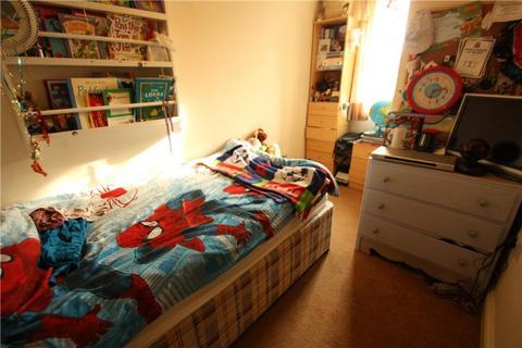 2 bedroom flat to rent, Tudor Way, Woking GU21
