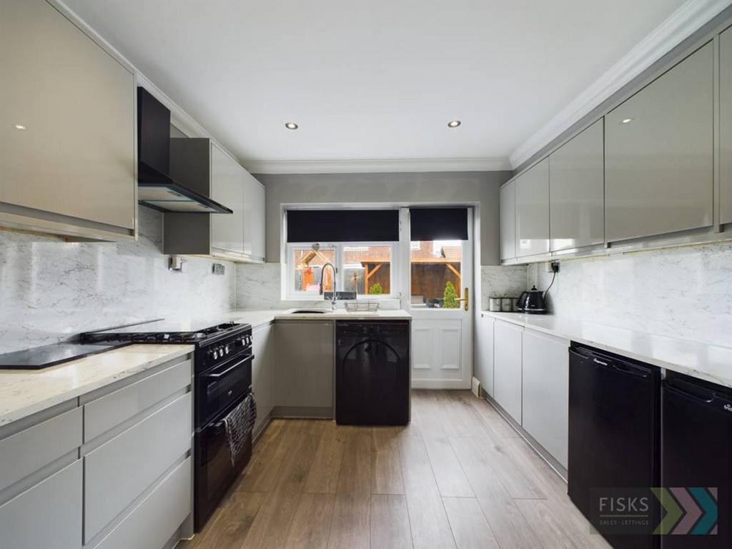 Crescent Road, Canvey Island, SS8 3 bed detached house for sale £390,000