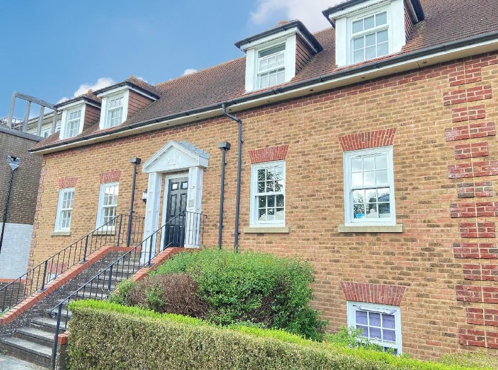 High Street, Billingshurst 1 bed flat £995 pcm (£230 pw)