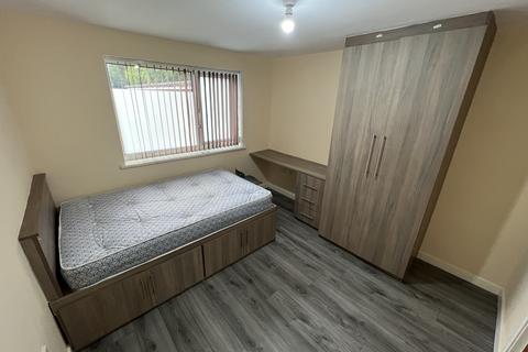 5 bedroom semi-detached house to rent, Crescent Range, Manchester M14