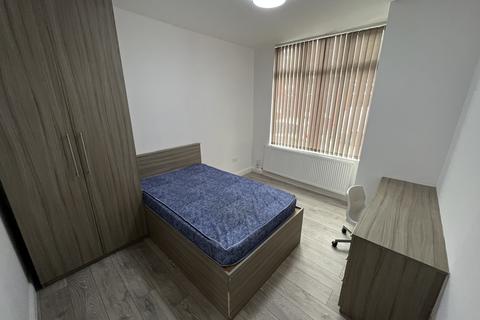 6 bedroom semi-detached house to rent, Crescent Range, Manchester M14