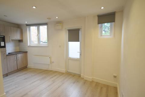 Studio to rent, West Molesey