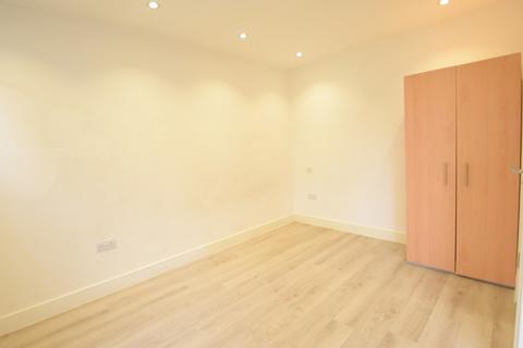 Studio to rent, West Molesey