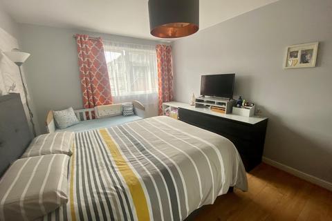4 Brabazon Avenue, Wallington, SM6 9ES