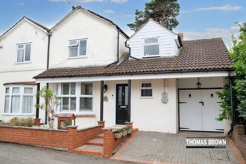 4 bedroom semi-detached house for sale, Derry Downs, Orpington