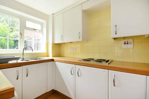 2 bedroom end of terrace house to rent, Lower Edgeborough Road, Guildford, GU1