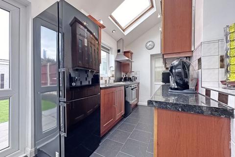 3 bedroom semi-detached house for sale, Heath Close, Tipton
