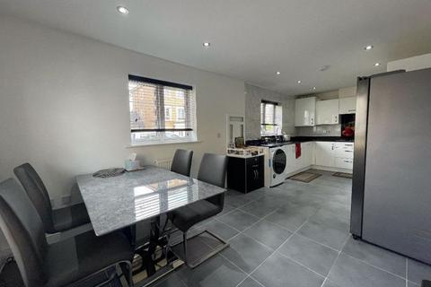 5 bedroom property to rent, Oxlade Drive, Slough