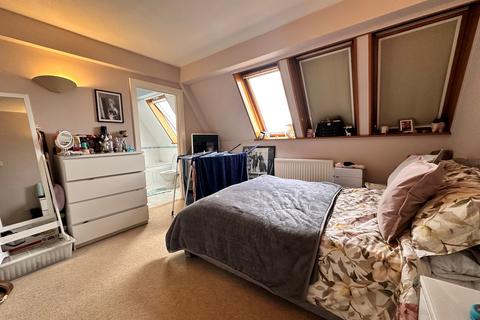 1 bedroom apartment to rent, Station Road, Gerrards Cross
