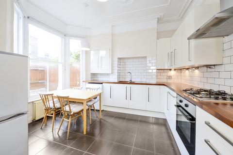 2 bedroom end of terrace house to rent, Askew Crescent, W12