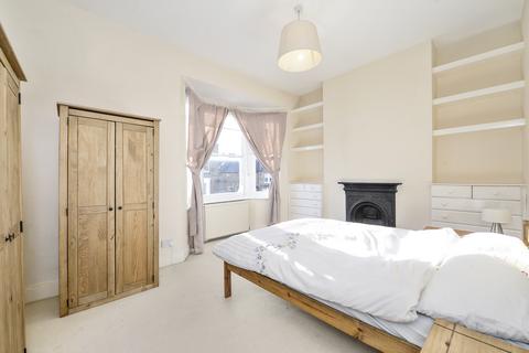 2 bedroom end of terrace house to rent, Askew Crescent, W12