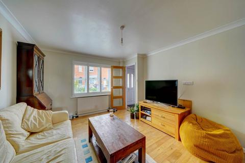 3 bedroom semi-detached house to rent, 77 Briar Close, Evesham,