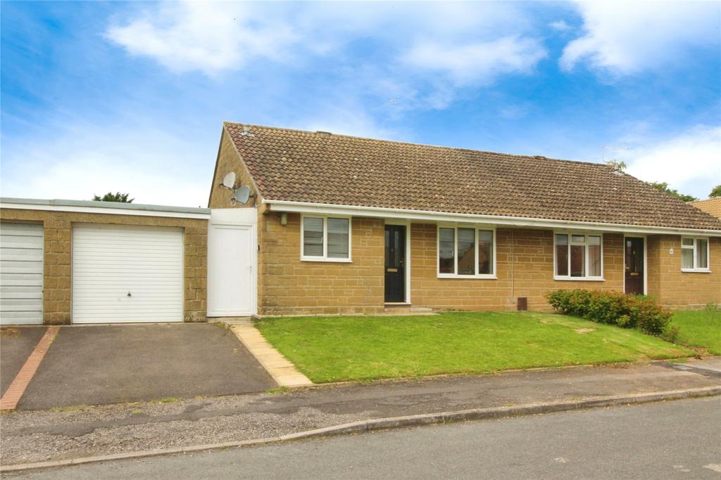 North Crescent, Milborne Port... 2 bed bungalow to rent £975 pcm (£