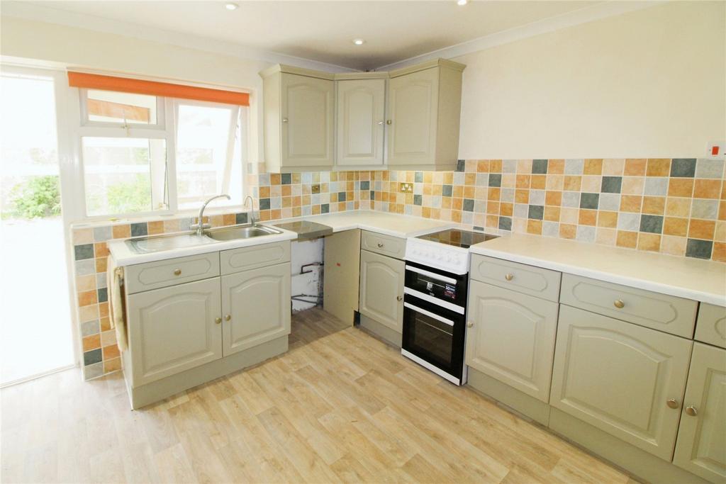 North Crescent, Milborne Port... 2 bed bungalow to rent £975 pcm (£