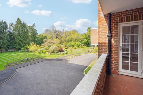 3 bedroom flat for sale, Bulstrode Court, Gerrards Cross, Buckinghamshire