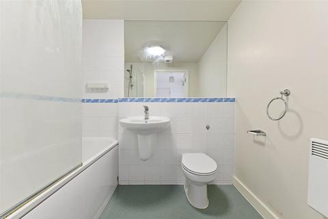 1 bedroom penthouse to rent, London, London E15