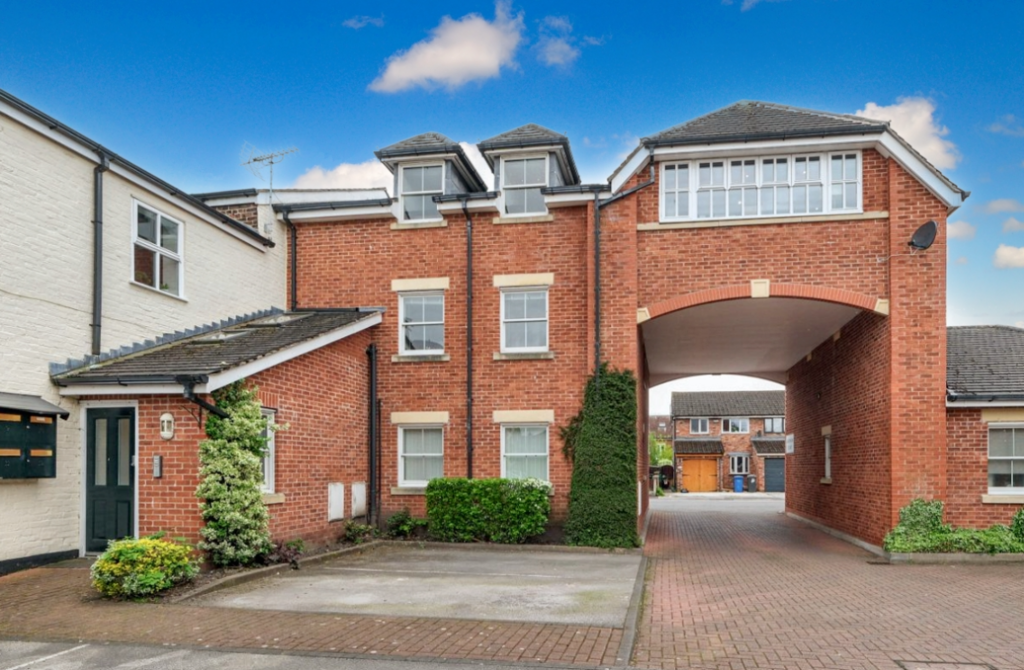 Laburnum Court, Lymm 2 bed apartment to rent £925 pcm (£213 pw)