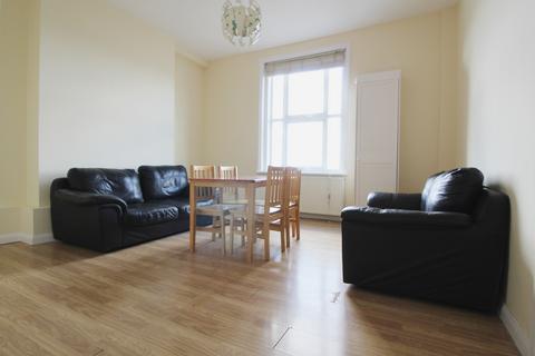 2 bedroom flat to rent, Westow Hill