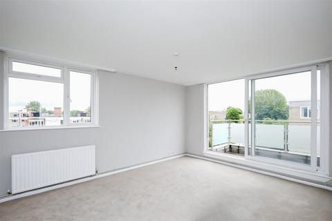 2 bedroom flat for sale, Rayners Road, London