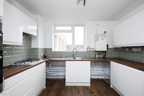 2 bedroom flat for sale, Rayners Road, London