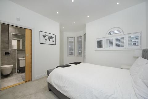 3 bedroom apartment to rent, Horn Lane, London