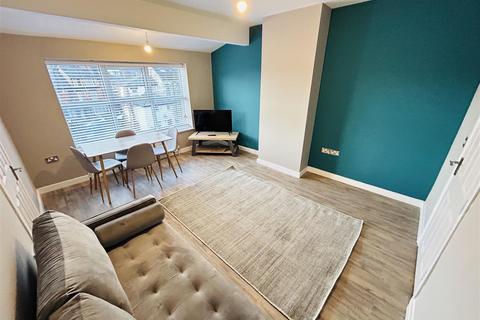 3 bedroom apartment to rent, High Lea Court, Ebberston Terrace, Hyde Park, Leeds, LS6 1AU