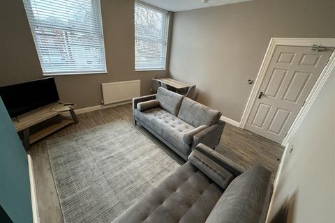 3 bedroom apartment to rent, High Lea Court, Ebberston Terrace, Hyde Park, Leeds