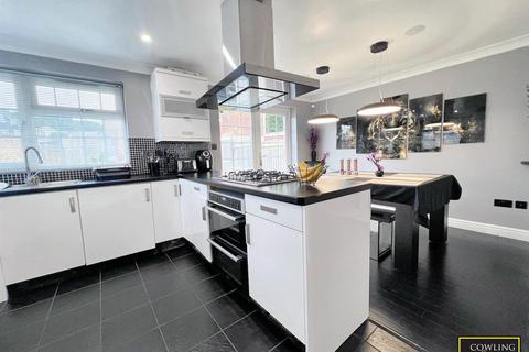 3 bedroom semi-detached house for sale, Stonechat Road, Billericay