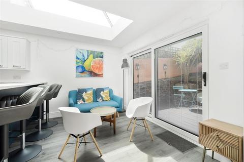 34 Dennis Road, Padstow, PL28 8DE