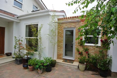 1 bedroom detached house to rent, Thames Side, Staines-Upon-Thames TW18