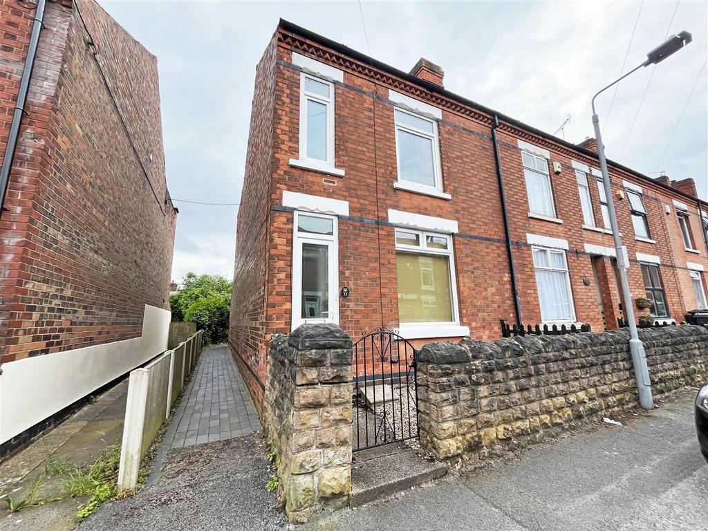 Furlong Avenue, Nottingham NG5 2 bed end of terrace house £895 pcm (£