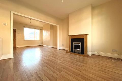 2 bedroom end of terrace house to rent, Furlong Avenue, Nottingham NG5