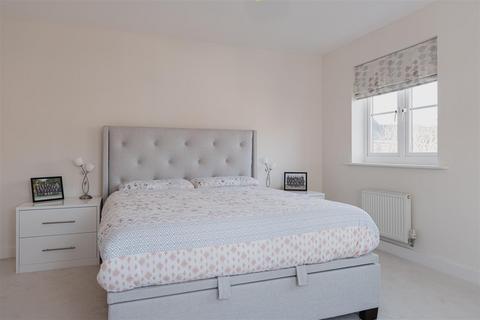 4 bedroom end of terrace house for sale, Powell Gardens, Redhill