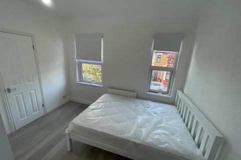 1 bedroom in a house share to rent, Denny Road, London