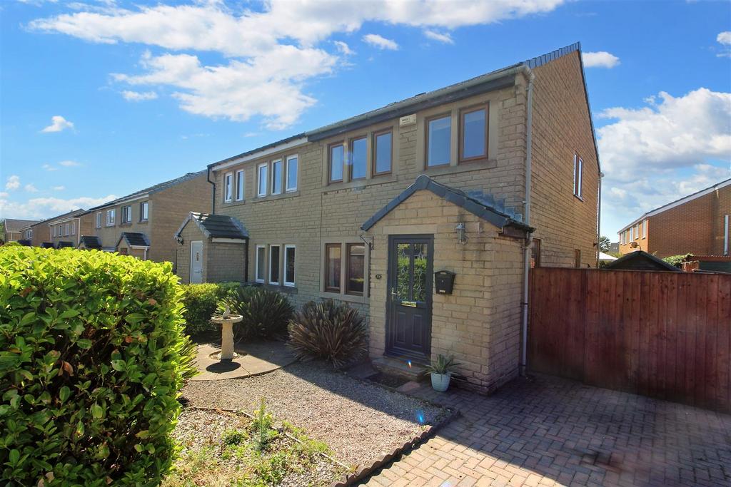 Cotswold Mews, Kirkburton, Huddersfield 3 bed semidetached house to