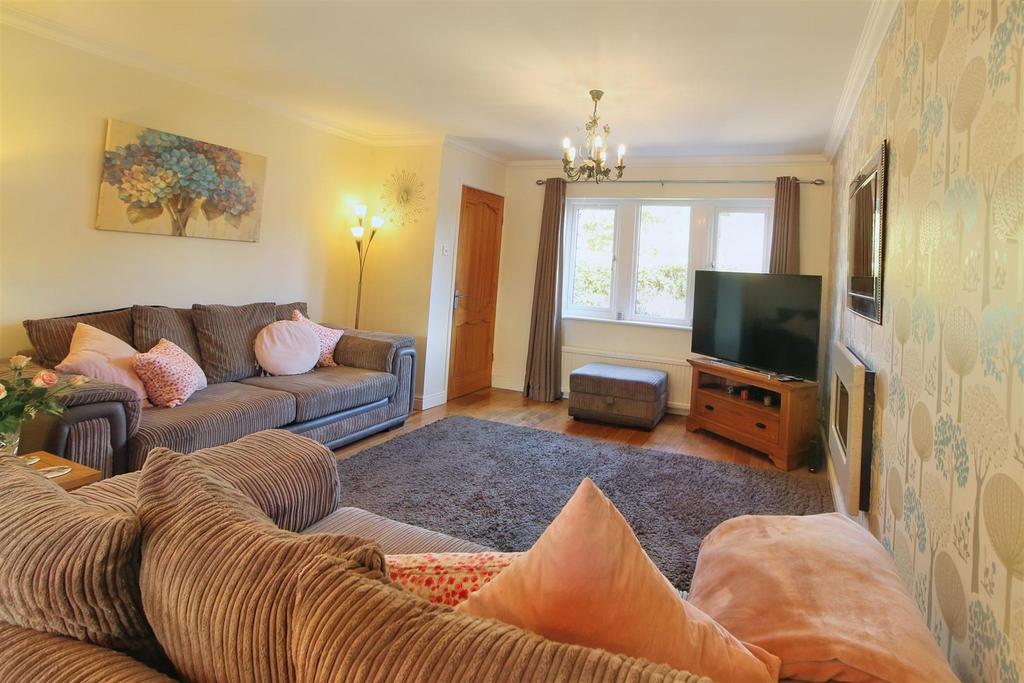 Cotswold Mews, Kirkburton, Huddersfield 3 bed semidetached house to rent £1,100 pcm (£254 pw)