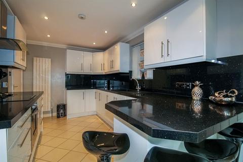 4 bedroom detached house for sale, Thornes Moor Road, Wakefield WF2