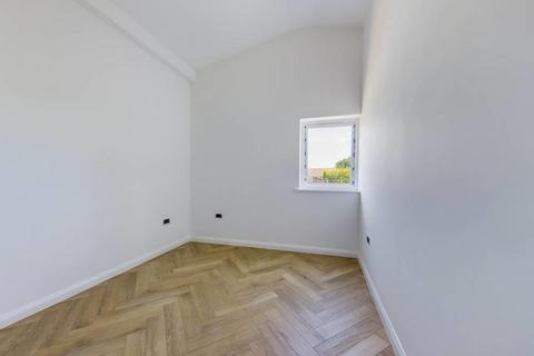 1 bedroom flat to rent, Station Approach, Faygate RH12