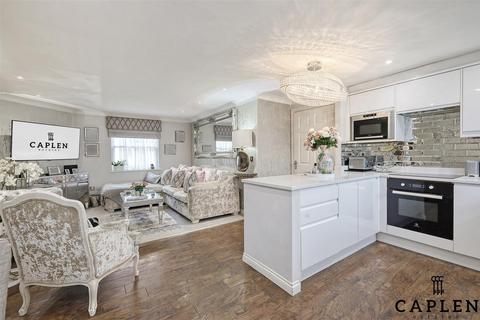 3 bedroom flat for sale, Kings Place, Buckhurst Hill