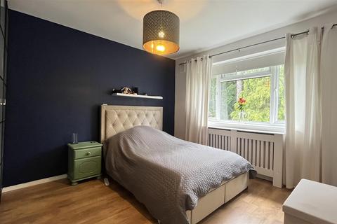 2 bedroom flat to rent, Falcourt Close, Sutton SM1