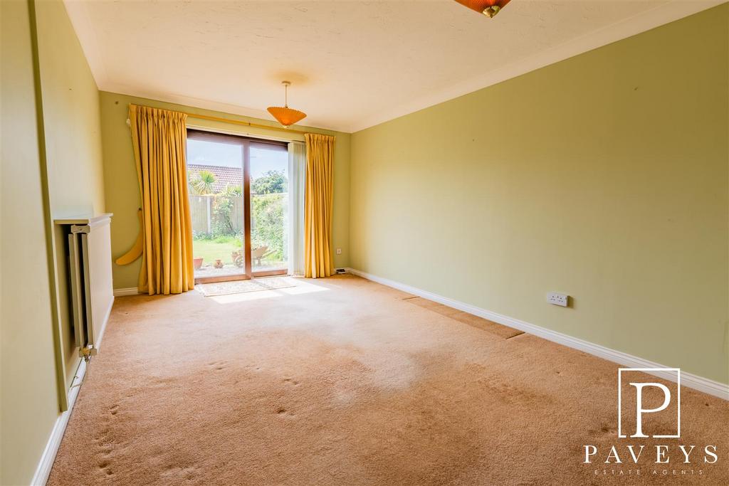 Stallards Crescent, Kirby Cross... 2 bed detached bungalow for sale £