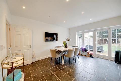 3 bedroom end of terrace house for sale, Azalea Close, Napsbury Park,