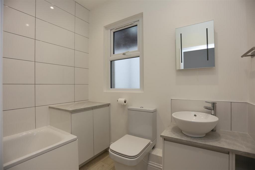 FF 18 Glendale Road Bathroom (2).JPG