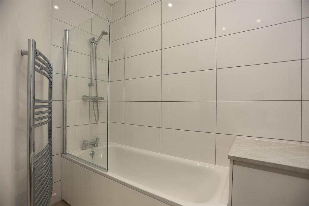 FF 18 Glendale Road Bathroom (1).JPG