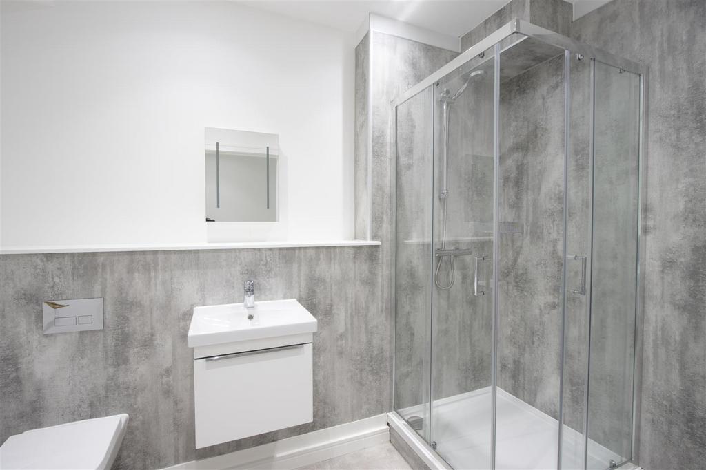 Family Bathroom 1.jpg